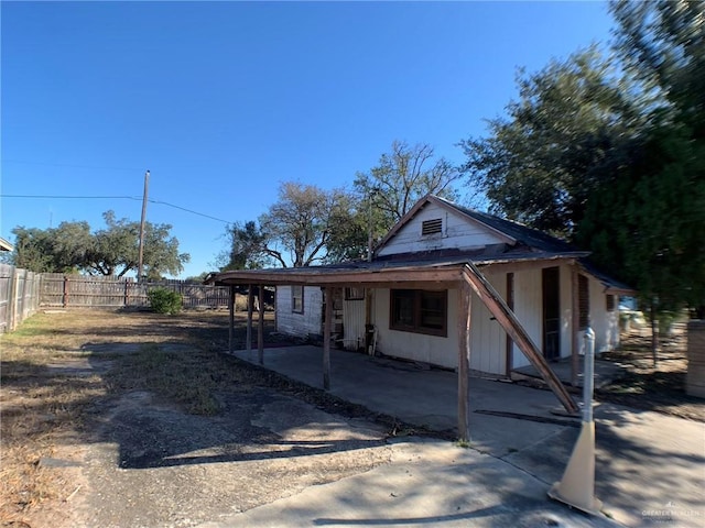 view of front of home featuring a patio area