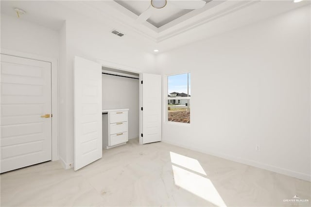 unfurnished bedroom featuring ceiling fan and a closet