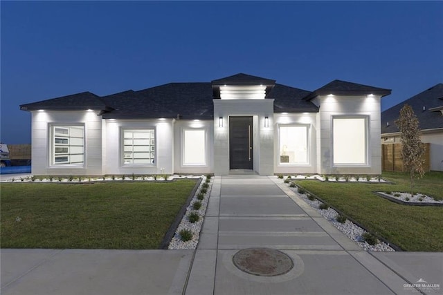 view of front of home featuring a lawn