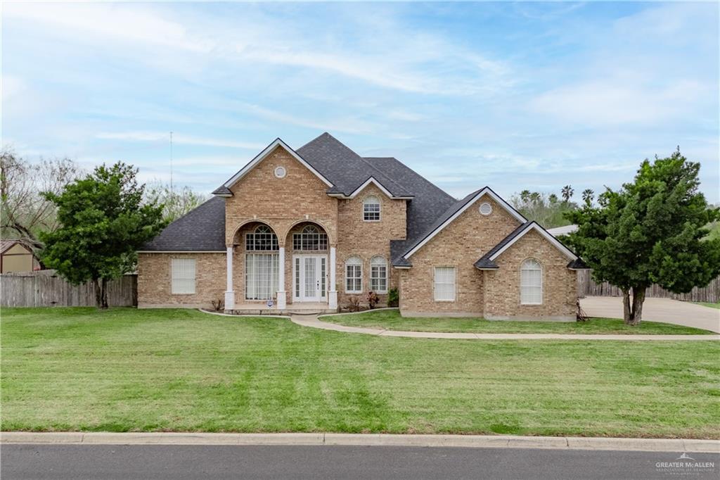 view of front of property featuring a front lawn