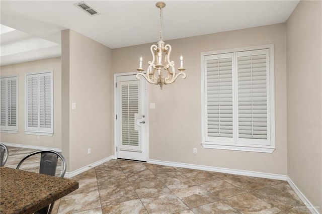 dining area with visible vents, an inviting chandelier, and baseboards