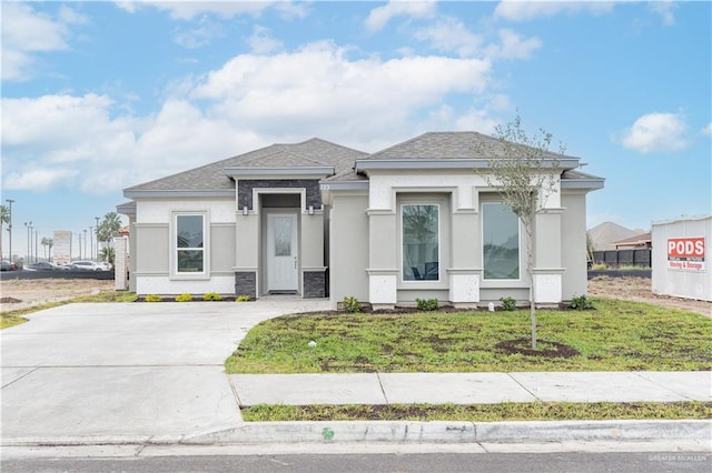 view of front of home featuring a front yard