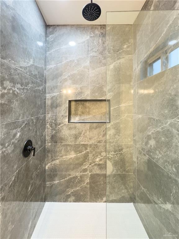 bathroom featuring a tile shower