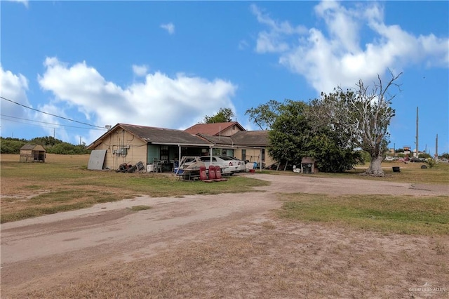 view of front of property featuring a front yard