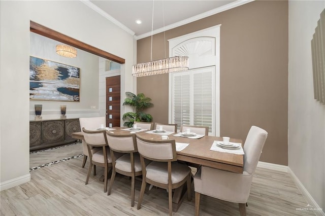 dining room featuring an inviting chandelier, crown molding, and light hardwood / wood-style floors