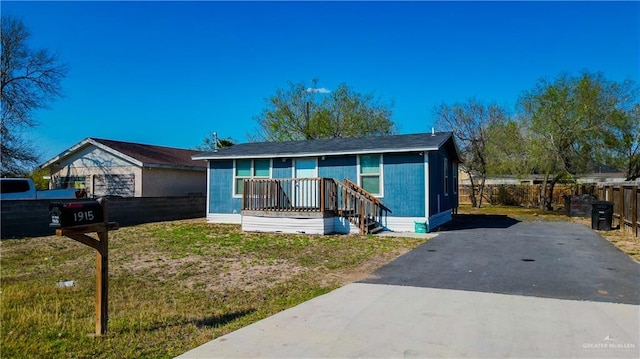 view of front of property featuring a front lawn