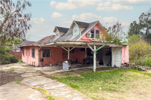 view of front of house featuring a front lawn