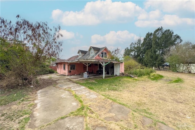 view of front of house with driveway