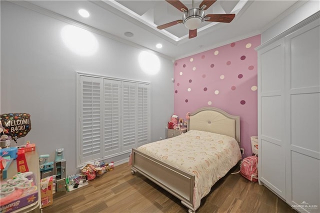 bedroom with crown molding, recessed lighting, ceiling fan, wood finished floors, and wallpapered walls