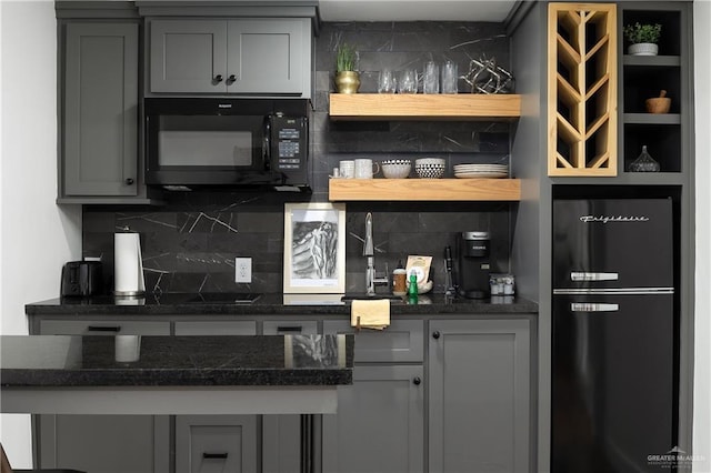1315 Kendlewood Ave, Mcallen, TX 78501 - bar area featuring black appliances, tasteful backsplash, and a sink