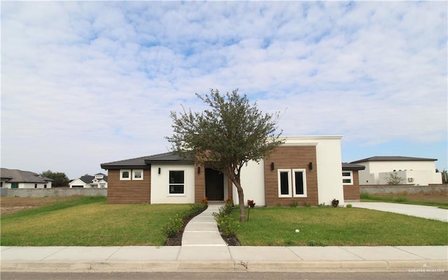 view of front of property featuring a front yard