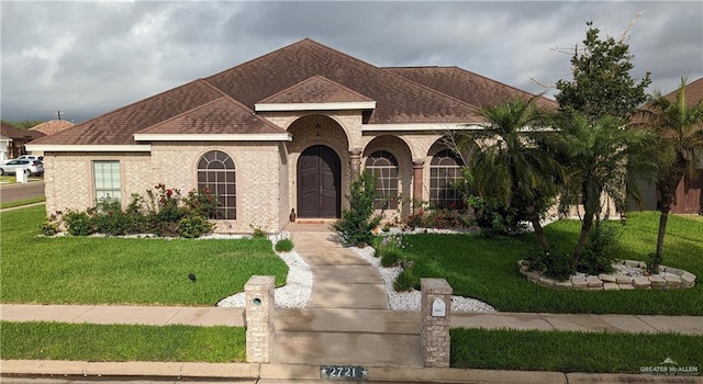 view of front of property featuring a front yard