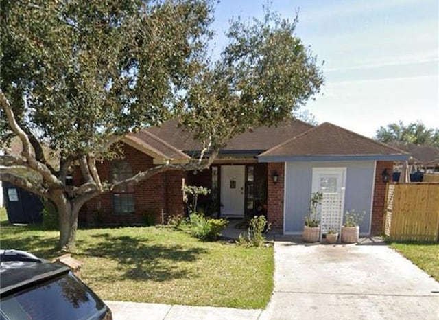 ranch-style house featuring a front lawn