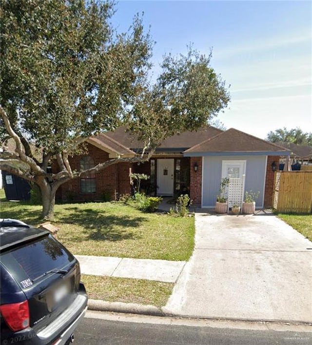 ranch-style house featuring a front lawn