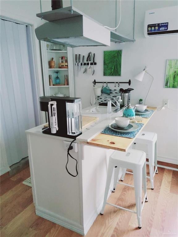 kitchen with kitchen peninsula and light wood-type flooring