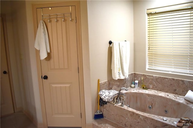 2515 E Q St, Hidalgo, TX 78557 - bathroom with a jetted tub