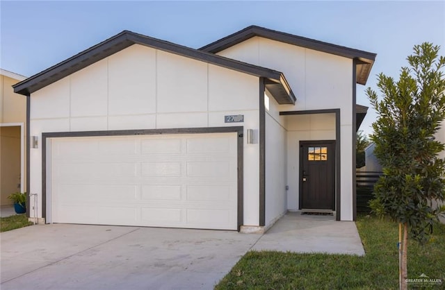 view of front facade featuring a garage