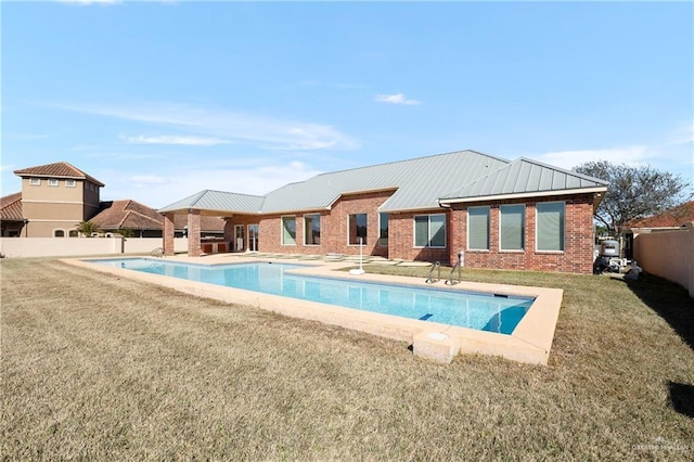 view of swimming pool with a lawn