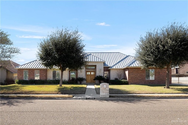 view of front facade with a front yard