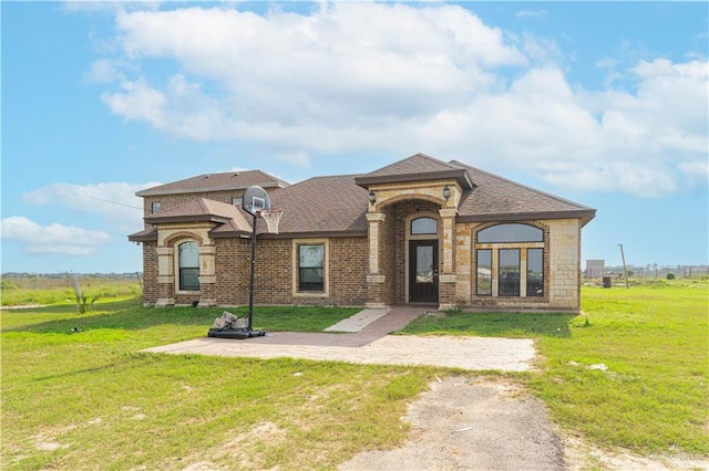 view of front facade with a front yard