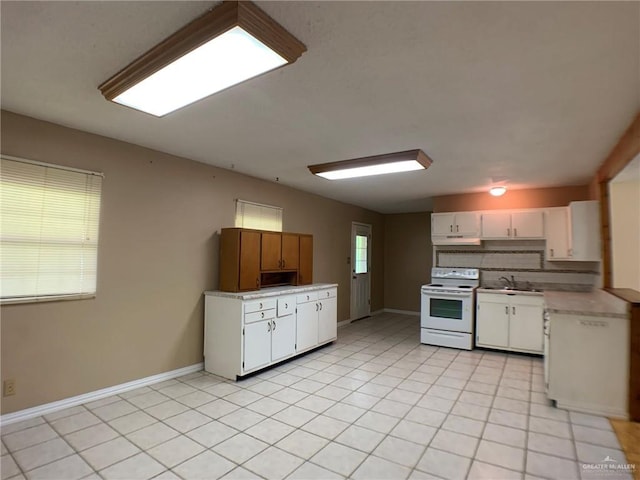 kitchen featuring a sink, electric range, decorative backsplash, and white cabinetry