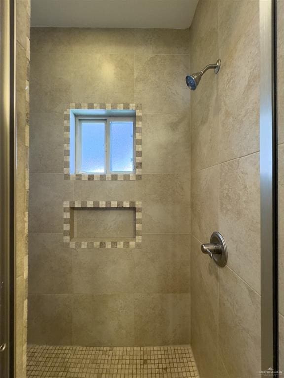 bathroom featuring a tile shower