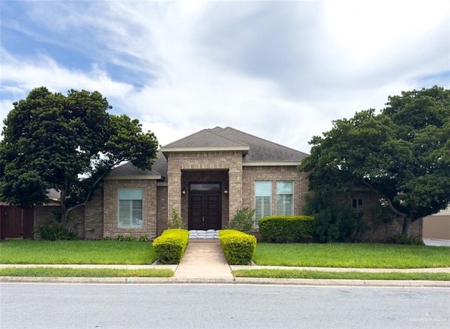 view of front of property featuring a front lawn