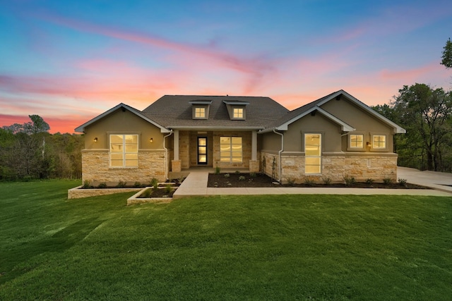 view of front of house featuring a lawn