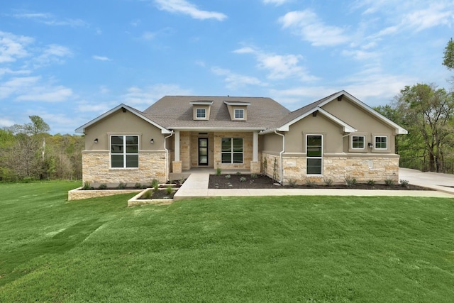 view of front of property featuring a front lawn