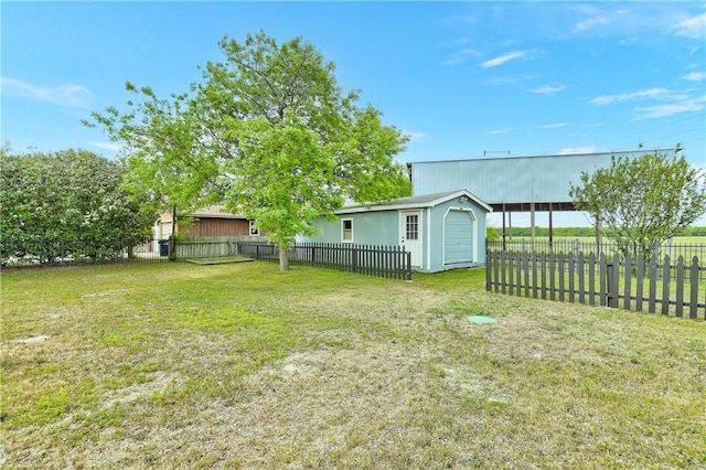 view of yard featuring a storage unit