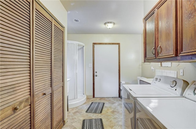 washroom with light tile floors and independent washer and dryer