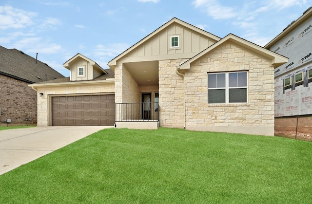 view of front facade featuring a garage and a front lawn