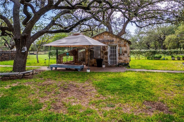 view of yard featuring an outdoor structure