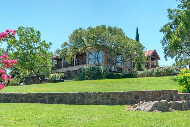 exterior space featuring a front yard