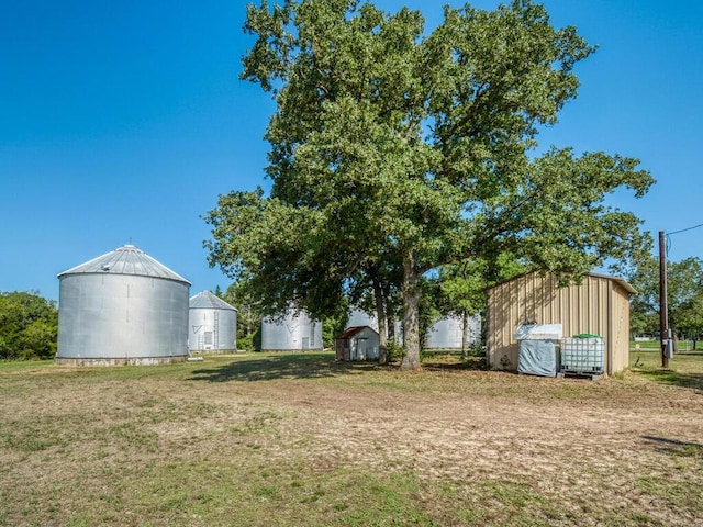 view of yard featuring an outdoor structure