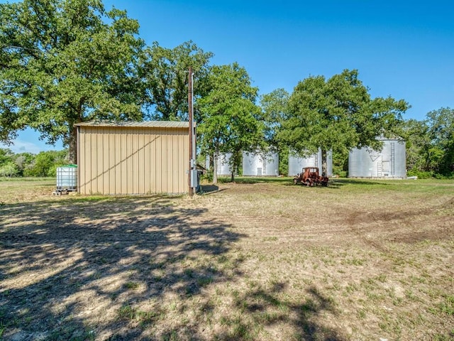 view of yard with an outdoor structure