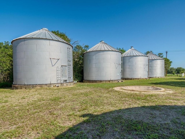 view of yard with an outdoor structure