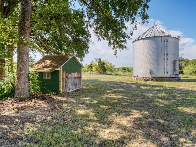 view of yard featuring an outdoor structure