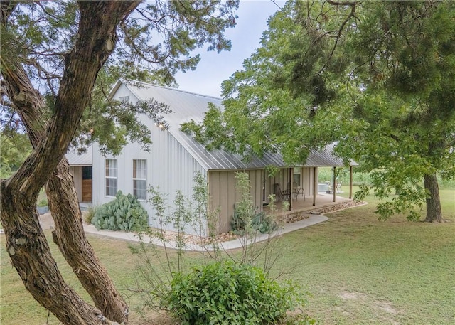 view of front of property featuring a front yard