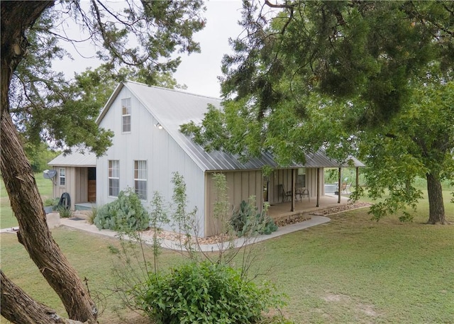 view of front of home with a front lawn