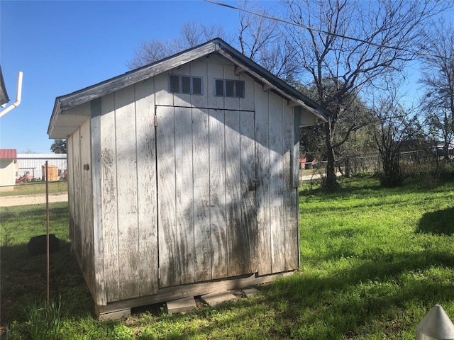 view of shed / structure featuring a lawn