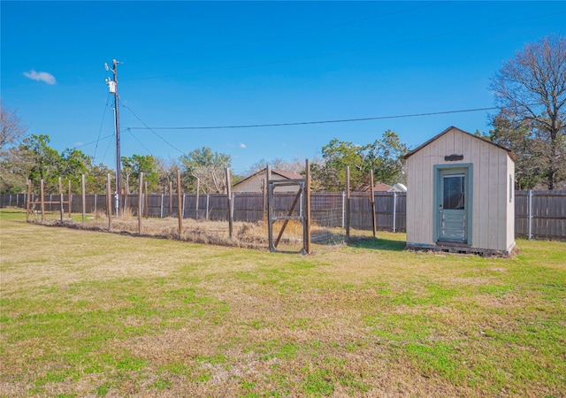 view of yard featuring a shed