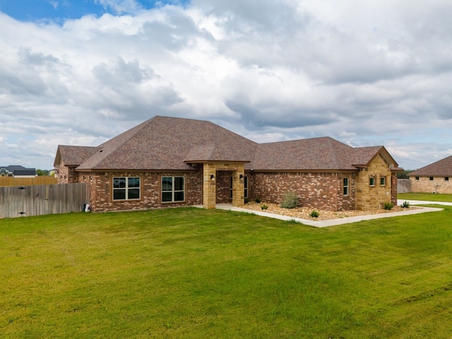 view of front facade featuring a front lawn