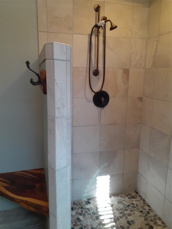 bathroom featuring tiled shower