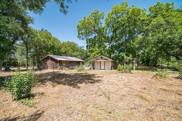 view of yard with an outdoor structure