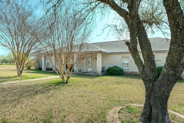 single story home with a front lawn