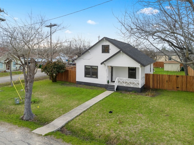 view of front facade featuring a front lawn