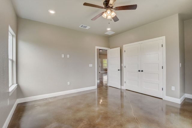 unfurnished bedroom featuring ceiling fan and a closet