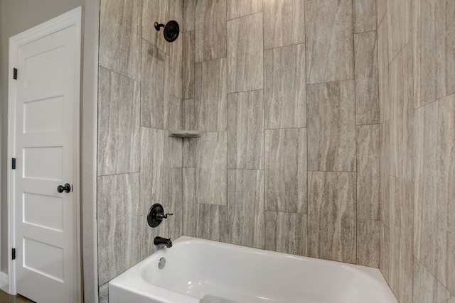 bathroom featuring tiled shower / bath