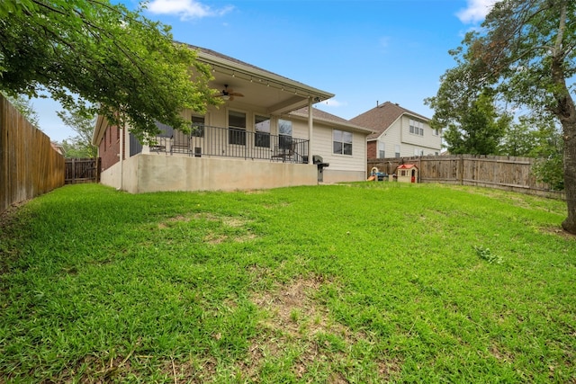 view of yard with ceiling fan